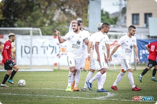 עאמר מנצור ושחקני טירה (נזיה סולטן)